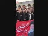 نمایی دیگر از لحظه  ورود ماشین حامل پیکر مطهر رهبر شهید + ویدئو  -  واکنش مردم را ببینید