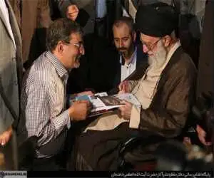 در بین آوار هم مًشت آقا گره خورده بود