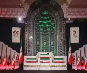 ویدیو  -  نمایی از پیکر مطهر رهبر شهید انقلاب و خانواده شهید ایشان در مصلی تهران