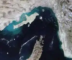 بلومبرگ: بازگشت کشتی ها از تنگه هرمز؛ برخی شناورها مسیر نزدیک به سواحل ایران را انتخاب کردند 