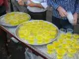 سفره ای از چلوکباب و قورمه سبزی تا خاکشیر و شربت زعفران؛ چگونه ایستگاه های صلواتی و موکب های پذیرایی نیازهای غذایی و عطش عزاداران را برطرف می کنند؟