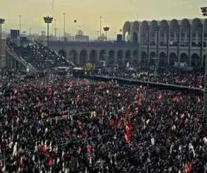 گاردین: سوگواری رهبر شهید در مصلای تهران آمیخته با شعارهای انتقام بود