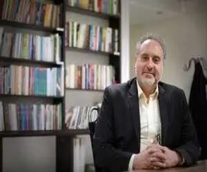 افشین علاء: امام شهید، عاشقانه های شاملو برای آیدا را سرشار از مضامین ناب می دانست -  صلهٔ ما همان نگاه مهربانی بود که دلمان برایش تنگ شده