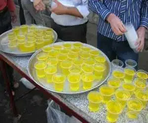 سفره ای از چلوکباب و قورمه سبزی تا خاکشیر و شربت زعفران؛ چگونه ایستگاه های صلواتی و موکب های پذیرایی نیازهای غذایی و عطش عزاداران را برطرف می کنند؟