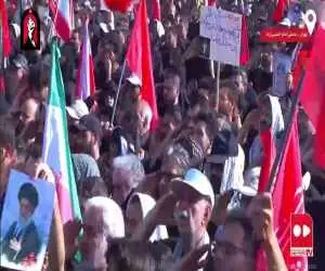 احترام نظامی یکپارچه عزاداران به پیکر رهبر شهید + ویدئو  -  مصلی یک صدا سرود ملی را زمزمه کرد