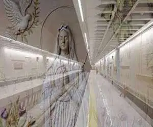 مهمانان هندی با پوشش خاص در متروی مریم مقدس -  عکس