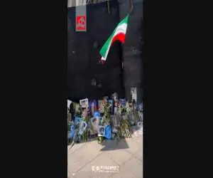 گلباران دیوار منتهی به جایگاه پیکر رهبر شهید  -  ویدئو