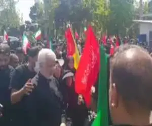 ویدیو  -  حضور سعید جلیلی بین نمازگزاران امروز بر پیکر رهبر شهید در خیابان شهید بهشتی تهران