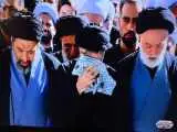 ویدیو  -  اشک های فرزندان رهبر شهید در لحظات اقامه نماز بر پیکر پدر