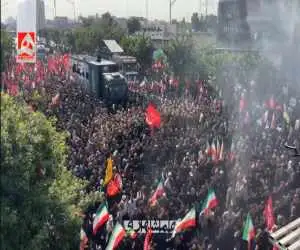 نمایی از تشییع پیکر رهبر شهید در بین انبوه جمعیت عزادار  -  ویدئو