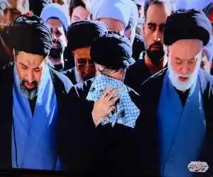 ویدیو  -  اشک های فرزندان رهبر شهید در لحظات اقامه نماز بر پیکر پدر