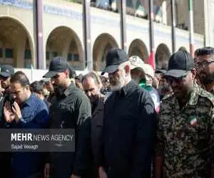 ویدیو  -  حضور سردار وحیدی در صف اول نماز