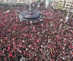 ویدئو لحظه حضور محمود احمدی نژاد در مراسم تشییع رهبر شهید