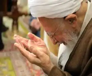 ویدیو  -  بغض آیت الله جوادی آملی هنگام اقامه نماز بر پیکر مطهر رهبر شهید