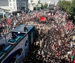 ویدیو  -  لحظه ورود خودروی حامل پیکر رهبر شهید به مسیر تشییع قم