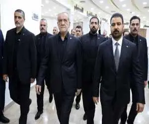 ویدیو  -   حضور پزشکیان و نخست وزیر عراق الزیدی پای پرواز برای استقبال از پیکر رهبر شهید انقلاب