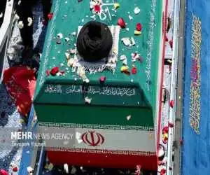 ویدیو  -   پیکر رهبر شهید در راه نجف