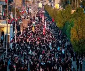 آماده سازی و حرکت خودروی حامل پیکر رهبر شهید انقلاب در مسیر تشییع مردمی در نجف  -  سیل خروشان جمعیت  + ویدیو