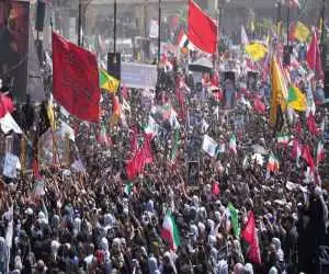 حضور مرجع تقلید شیعیان کربلا در مراسم تشییع پیکر رهبر شهید انقلاب + ویدیو