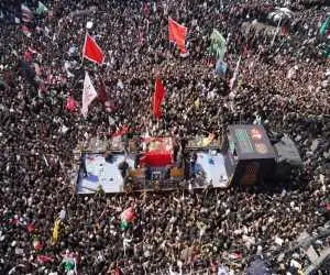 تصویر متفاوت از ورود پیکر مطهر امام شهید به صحن حضرت زهرا(س)