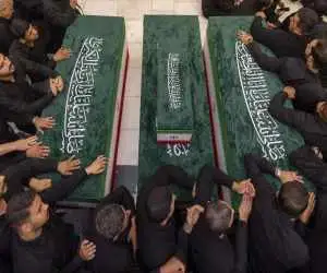 ویدیو  -  خودروی حامل پیکر مطهر رهبر شهید انقلاب اسلامی به میدان ثورةالعشرین نجف اشرف رسید