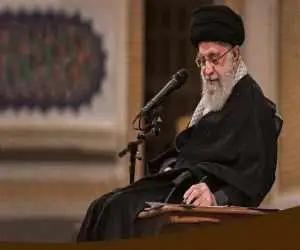 عکس دیده نشده از رهبر شهید در بین نوازندگان و سازها