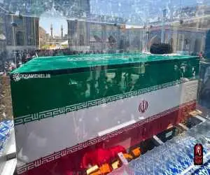 لحظه انتقال پیکر رهبر شهید از خودرو به روی دستان مردم عراق؛ ببینید