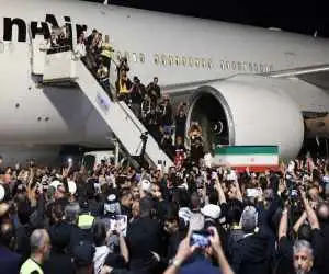 ویدیو  -  اشک و آه؛ حس و حال حاضران در فرودگاه مشهد برای استقبال از پیکر رهبر شهید انقلاب