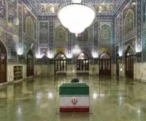 پیکر رهبر شهید وارد حرم رضوی شد+ تصویر  -   اقامه نماز به امامت آیت الله نوری همدانی