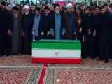 شروع نماز بر پیکر رهبر شهید توسط آیت الله سیدمصطفی خامنه ای + ویدئو
