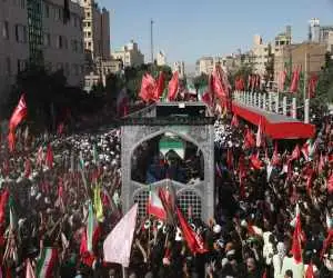 پرواز بالگرد حامل پیکر رهبر شهید بر فراز حرم رضوی+ ویدئو