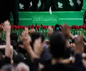 ویدیو  -  طواف پیکر رهبر شهید دور حرم امام رضا (ع)