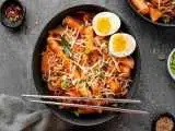 دوکبوکی، غذای خیابانی محبوب کره ای ها؛ تند، پنیری و خوشمزه + روش تهیه