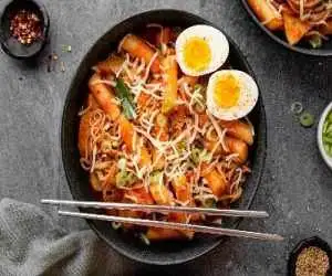 دوکبوکی، غذای خیابانی محبوب کره ای ها؛ تند، پنیری و خوشمزه + روش تهیه