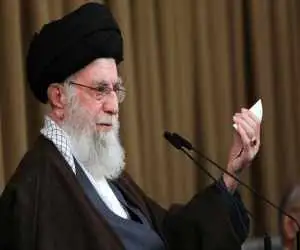 اگر دشمن خیلی فشار بیاورد حادثه کربلا اتفاق خواهد افتاد + ویدئو  -  سخنرانی رهبر شهید در سال 1379