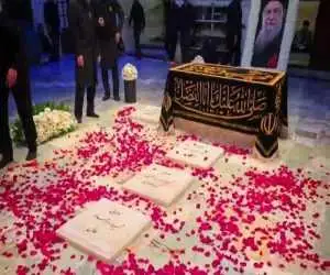 ویدیو  -  پنجره  متفاوتی به اشتیاق و اشک های مردم عزادار هنگام زیارت مزار رهبر شهید انقلاب