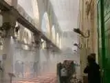 ویدیو  -  یورش اسرائیلی ها به محل اقامه نماز مردم در مسجدالاقصی