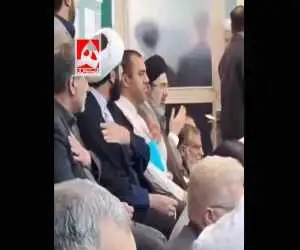 سینه زنی سید مجتبی خامنه ای در یک مسجد  -  ویدئو