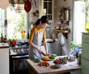 اگر غذا شور شد چه کنیم؟  -  راه های رفع شوری انواع غذا؛ برای هر غذا چه روشی بهتر است؟