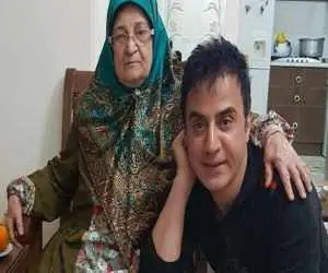 ببینید   -  خداحافظی تلخ داریوش فرضیایی با پیکر مادرش