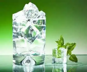 نوشیدن آب یخ در تابستان واقعا خطرناک است؟  -  آب گرم صبح ها را به این شرط بنوشید