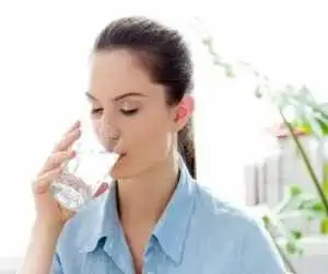 6 فایده نوشیدن آب گرم