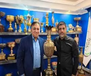 دبیر با جام استقلال به استقبال لیگ جدید رفت؛ پرسپولیس در راه است؟  -  تراکتور هم وارد میدان می شود