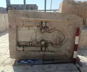 کشف تازه در پاسارگاد  -  محراب سنگی دوره اتابکان از دل کاروانسرای تاریخی بیرون آمد