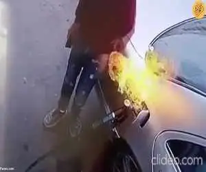 ویدیو  -  لحظه دلهره آور آتش گرفتن ناگهانی خودرو حین سوخت گیری