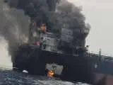 فوری  -  نخستین کشتی نفتی عربستان با موشک مورد اصابت قرار گرفت  -  کشتی در حال سوختن است