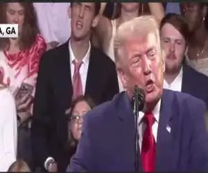 ویدیو  -   یک اتفاق جالب در سخنرانی ترامپ؛ تقلید دونالد دقیقا پشت سرش!