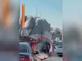 ویدیو  -  رویدادی جالب در جاده های مصر؛ راننده کامیونی خودرویی دیگر را از سقوط نجات داد