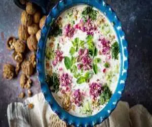 درست کردن آب دوغ خیار مجلسی؛ غذای نجات بخش روزهای گرم