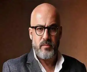 تصویر  -  بغض و ناراحتی شدید امیر اقایی در مراسم تشییع زنده یاد اکبر عبدی